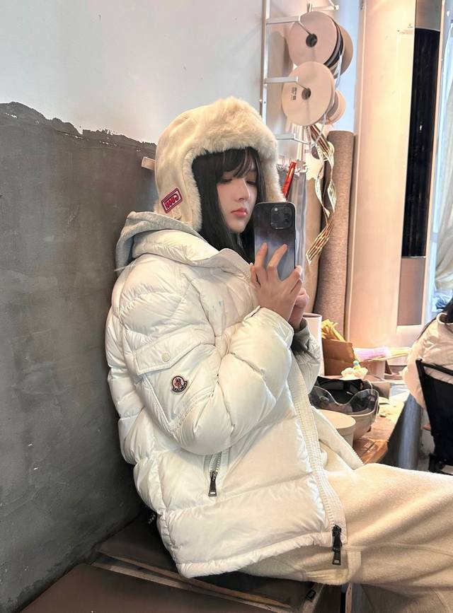 上新 DDD 特价 不退不换 玛雅亮面羽绒服 DDD ：经典亮面真的太爱啦 DDD 侧袖经典Mk袖章哦 DDD 充绒量很多 保暖性超佳 DDD ：白到发光的颜色