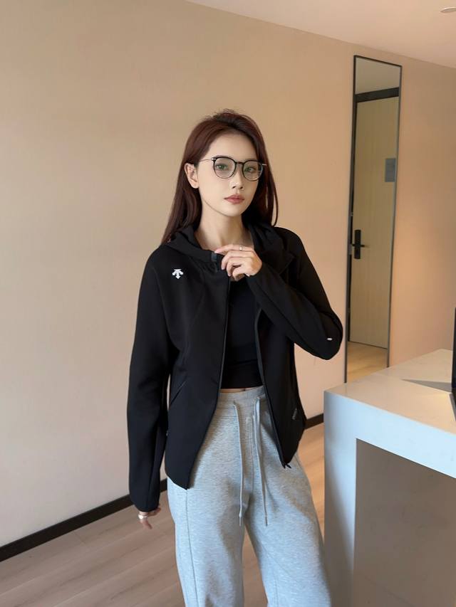 Descente迪桑特2026新品女士针织运动上衣D5132T30 DDD 厚重感十足的一款时尚休息外套，380G双面空气层，里面都一样，上身挺括有型，又压风整