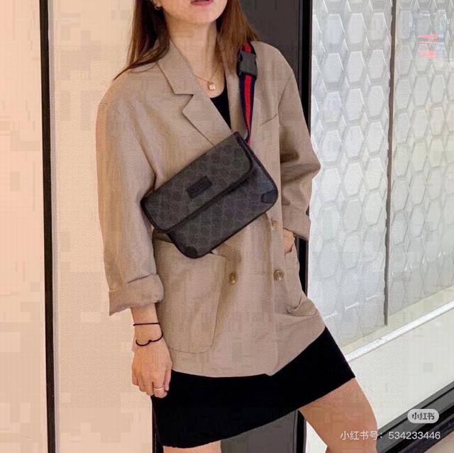Gucci 古驰黑花腰包 DDD 这款包是虎头包的黑色款，虎头去掉了，形状一样。由于带子的穿插设计，这款包既可以当腰包也可以当胸包，斜挎也没问题，这样搭配各种衣