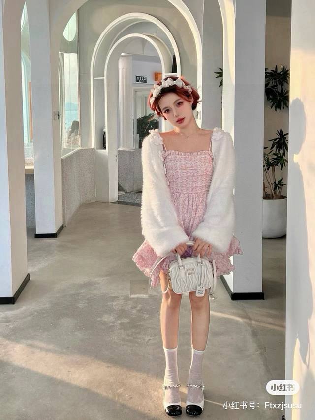 Miumiu 保龄球包 DDD Miu Miu 保龄球包是 Miu Miu 品牌推出的一款热门包款 DDD 甜度刚刚好，又奶又千金的感觉 DDD 羊皮的手感柔软
