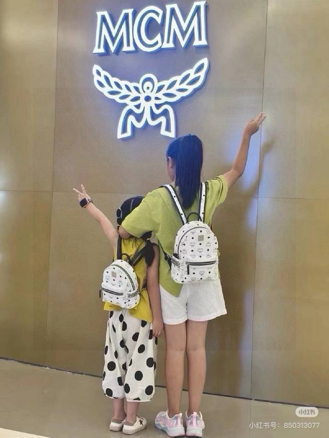 小号 DDD 中号 DDD 大号 DDD 巨无霸 DDD 这款绝对是Mcm的宝藏款，红遍大江南北，试问谁人不知谁人不晓？ DDD 这款包采用的是经典的Viset