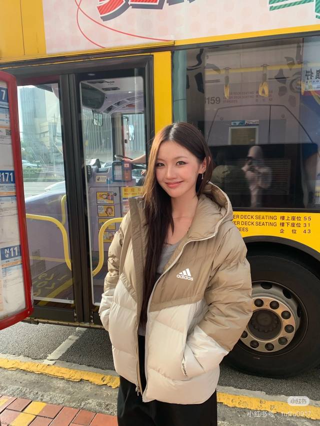 原版质量 90白鸭绒填充阿迪达斯Adidas燕麦色情侣款羽绒服外套情侣款男女同款穿搭 DDD 加厚充绒量！面料加厚舒适防泼水！采用金属拉链材质纵享丝滑 DDD