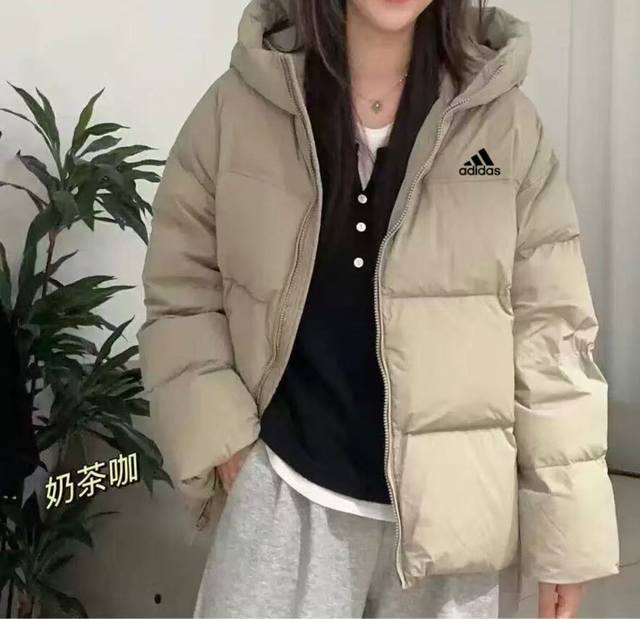 90白鸭绒奶茶咖色美式阿迪达斯Adidas连帽羽绒服加厚面包服 DDD 连帽拼接部分采用400T春亚纺面料手感柔软爽滑不易变形耐磨耐用密度高透气性好防泼水加工！