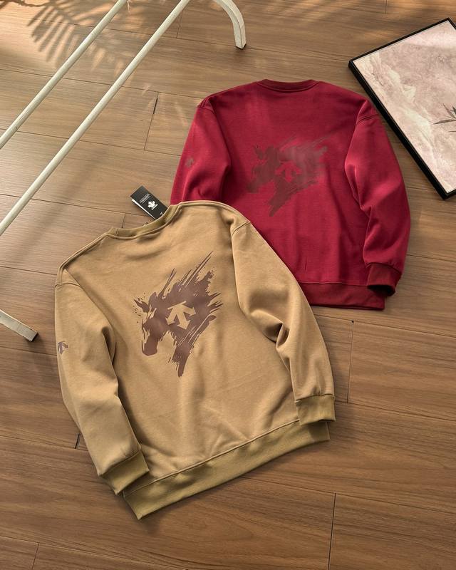 加绒# DDD 迪桑特秋冬新款圆领加绒卫衣 DDD 高克重纯棉加绒面料，大标印花，无需担心脱落，防风保暖首选内搭卫衣，外穿也非常舒适休闲，上身超赞，面料手感柔软