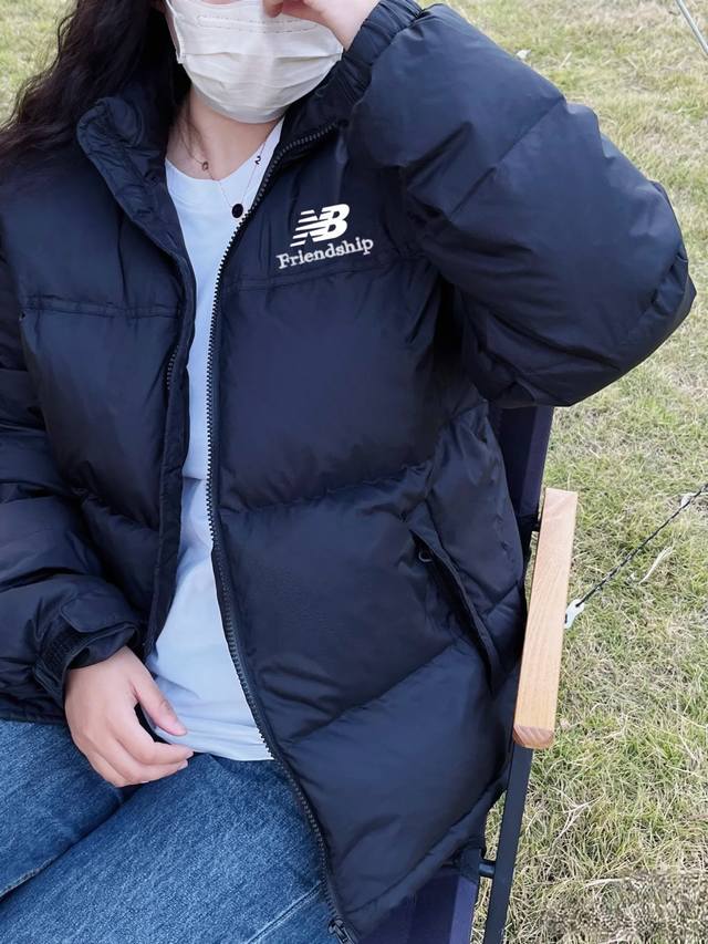 特价 亏本清不退换 Nb新百伦黑色经典立领情侣羽绒服 DDD 高含量的鸭绒填充能保暖御寒 DDD 蓬松度不是吹出来的白鸭绒具有细、长、软的特点蓬松度与保暖性非常