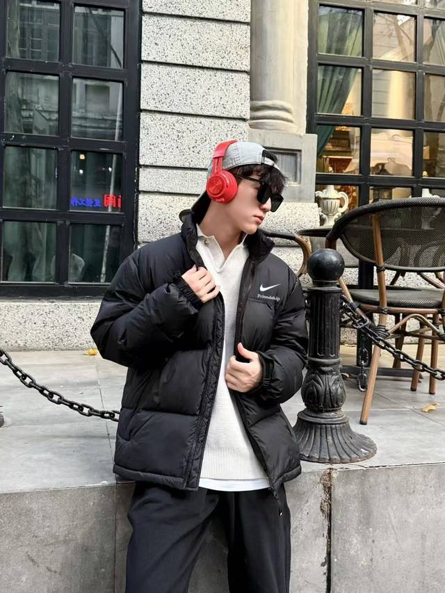 特价 亏本清不退换 耐克Nike黑色经典立领情侣面包羽绒服 DDD 高含量的鸭绒填充能保暖御寒 DDD 蓬松度不是吹出来的白鸭绒具有细、长、软的特点蓬松度与保暖
