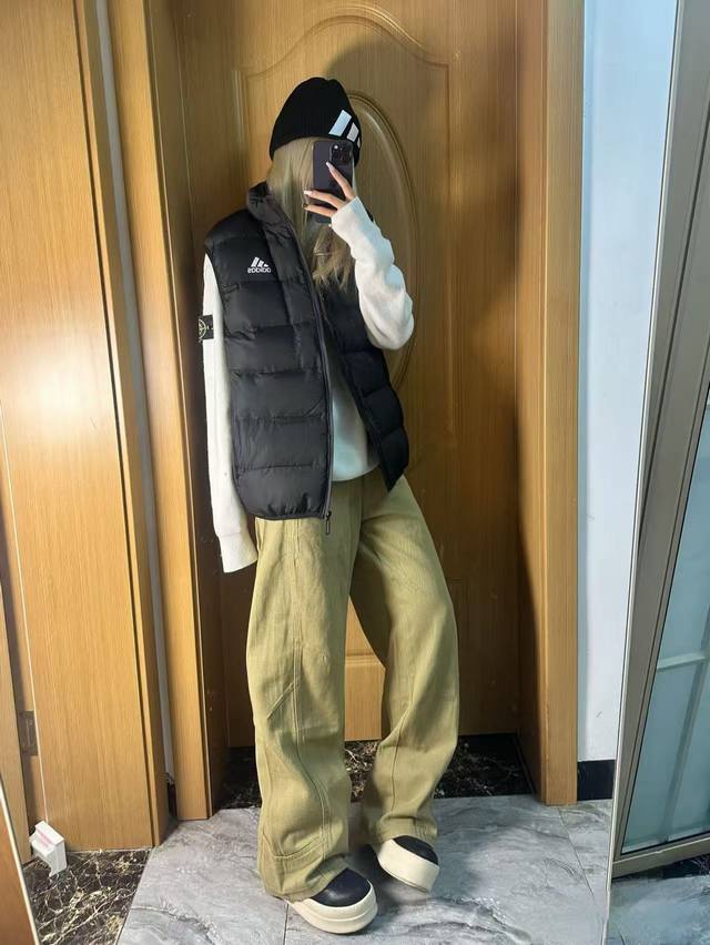 阿迪Adidas 百搭棉服马甲 DDD 一件马甲是秋冬穿搭层次感的神！！！ DDD 秋冬天的轻户外穿搭来喽 颜值真的绝绝子 DDD 叠穿卫衣很有层次感 百搭的黑