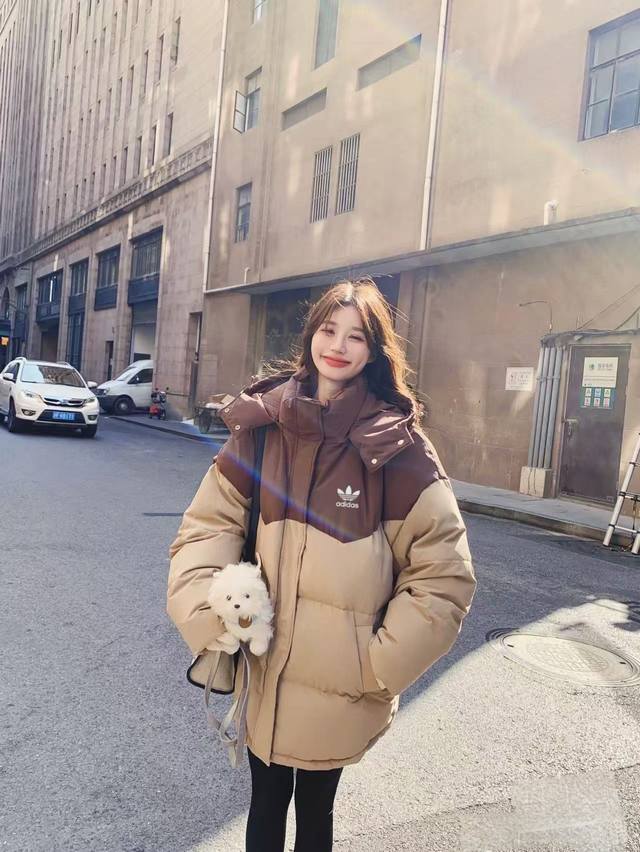 大朵90绒白鸭绒拼色Adidas 三叶草阿迪达斯情侣羽绒服 DDD 百分百100%羽绒服采用纳米材料技术面料防止跑绒！面料柔软舒适！谁穿谁好看非常显瘦显腿长，保