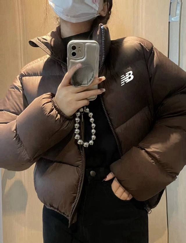 白鸭绒短款林肯豆新百伦New Balance Nb女款羽绒服 DDD 百分百100%羽绒服采用纳米材料技术面料防止跑绒！面料柔软舒适！谁穿谁好看非常显瘦显腿长，