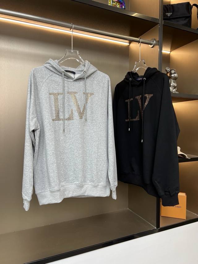 Louis Vuitton路易威登 Fw新款莱茵石烫钻字母情侣休闲连帽卫衣 DDD 最高版本！400克重毛圈面料！胸口莱茵石烫钻，牛角袖双针压线 原字母定制鸡眼
