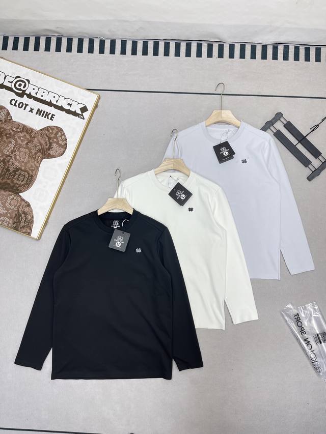 Kolonsport 可隆压胶刺绣打底衫加绒长袖圆领体恤打底衫。 DDD 这款打底衫+件外套轻轻松松过冬， DDD 高锦棉采用了现代简约的设计风格，无论是商务场