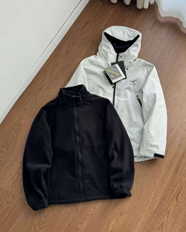 上新！ ，Arc'teryx始祖鸟 压胶Logo 三合一可拆卸内胆男士 硬壳抓绒冲锋衣！外层采用Gore-Txe面料，深层防水防风，可拆卸抓绒内胆，无缝压胶技术