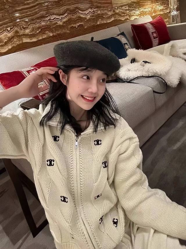 特价 DDD Celine赛琳新款凯旋门满身刺绣Logo拉链毛衣外套 DDD 瑟琳也太温柔了吧奶米色直接爱了 DDD 很喜欢这种休闲又老钱的慵懒毛衣！ DDD