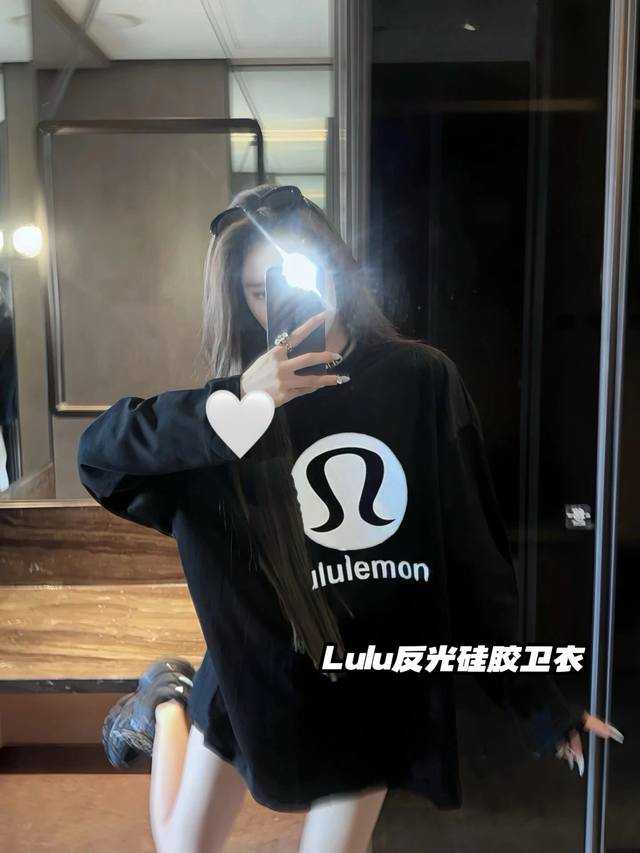 特价 DDD 重工凸起硅胶Logo反光大标圆领卫衣 DDD 露露卫衣太好看反光大标太高级啦 DDD 既有慵懒感又兼顾舒适度 毫不费力～ DDD 立体凸起Logo