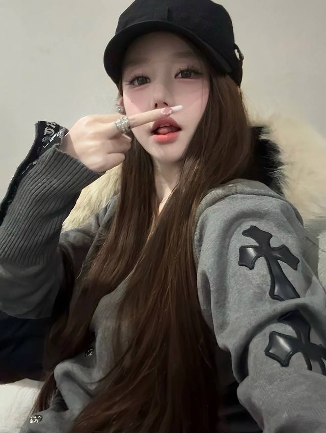 特价 黑色 灰色 DDD Ch 克罗心 开衫重工皮标开衫～ DDD 上新是谁还没有克罗心针织开衫？？ DDD 低调且高级的百搭 DDD 黑白灰经典三色永不过时