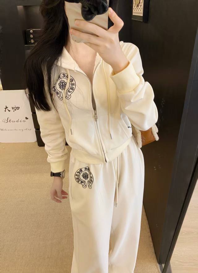 特价 白色 DDD Ch 克罗 25Ss新款国旗梵文印花运动休闲风套装 DDD 简单不用搭配 一套怎么穿都不出错 DDD 颜色：白色 灰色 DDD 码数： S