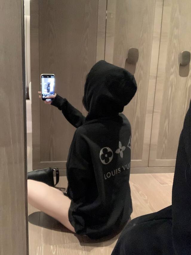 特价 黑色 DDD Louis Vuitto* 驴 25Ss新款烫钻连帽卫衣 DDD 复合银狐绒 保暖嘎嘎好！！ DDD 颜色：黑色 白色 DDD 码数：Sml