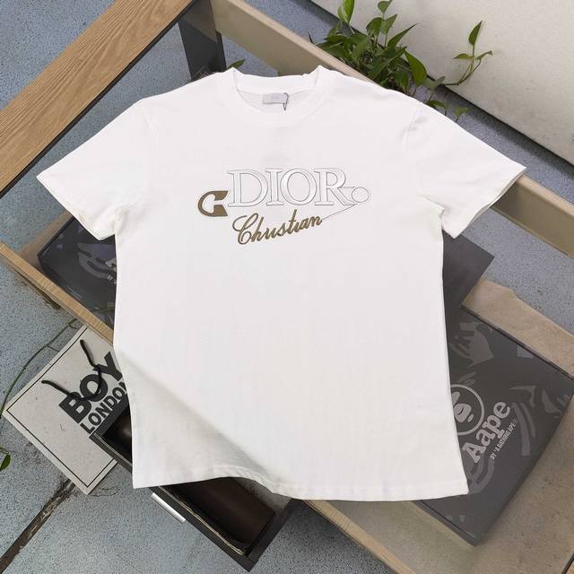 售后到明年 DDD 款号：Kkq728 高版本 DDD 2026新款Dior迪奥刺绣字母图案Logo绣花休闲情侣圆领短袖T恤，采用32支双纱精梳纯棉爽滑手感，纯
