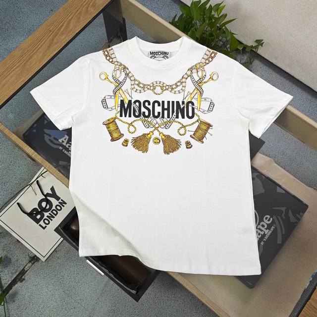 售后到明年 DDD 款号：Kkq678 高版本 DDD 2026新款Moschino莫斯奇诺珍珠项链吊坠字母图案Logo印花休闲情侣圆领短袖T恤，采用32支双纱