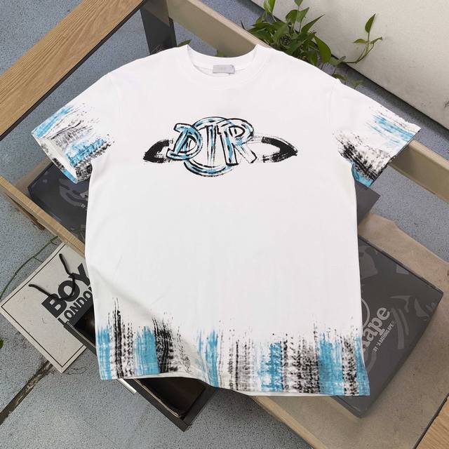 售后到明年 DDD 款号：Kkr350 高版本 DDD 2026新款Dior迪奥涂鸦手绘字母图案Logo印花休闲情侣圆领短袖T恤，采用32支双纱精梳纯棉爽滑手感