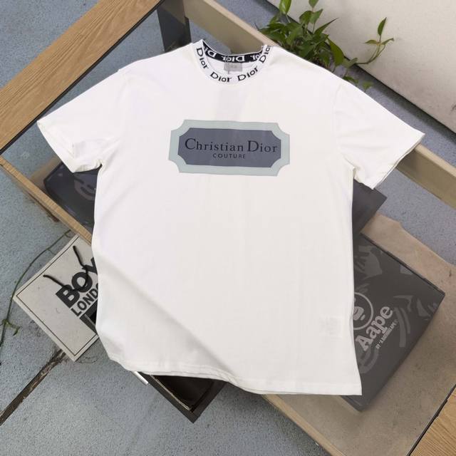 售后到明年 DDD 款号：Kkr358 高版本 DDD 2026新款Dior迪奥字母织带拼领经典Logo图案印花休闲情侣圆领短袖T恤，采用32支双纱精梳纯棉爽滑