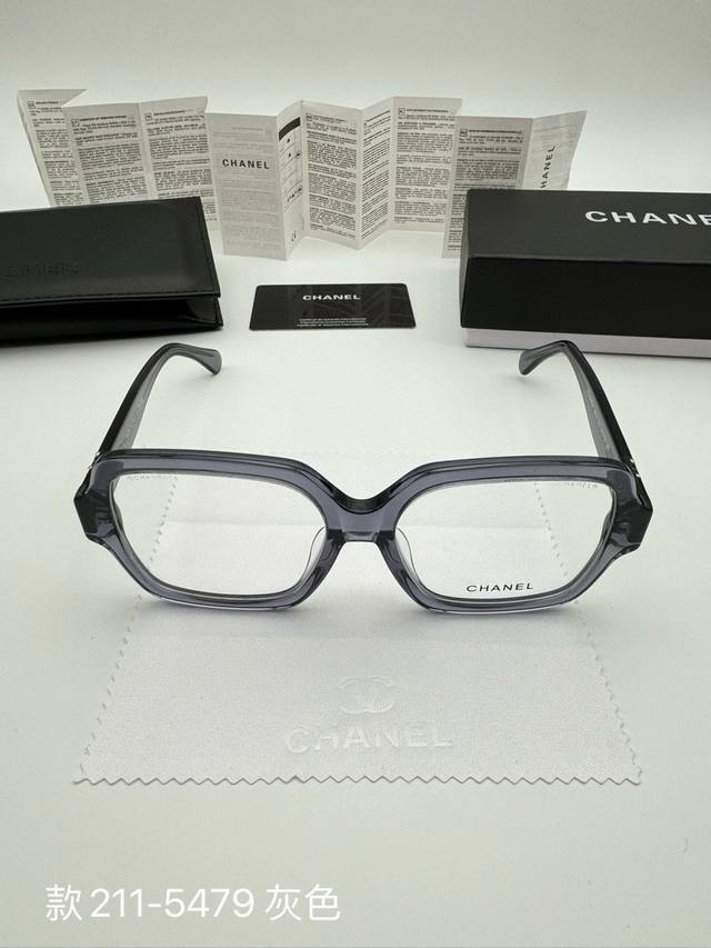 Chanel 香奈儿眼镜框素颜框 配全套包装 DDD 货号：款211-5479 DDD 被权志龙带火的眼镜太适合素颜啦，实至名归断货王！今年这么流行必须安排上呀