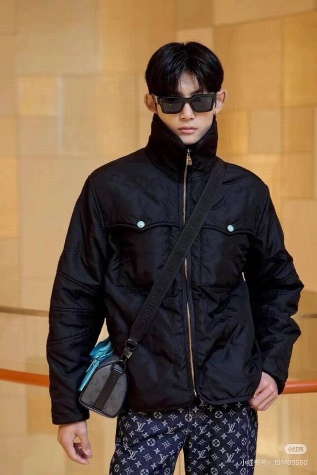 模特图 DDD Lv路易威登24新款绿松石靴线绣花棉服外套 DDD 采用定制锦纶面料，全幅针织徽标走线，定制绿松石纽扣点缀，能与同季下装搭配营造时尚造型，驾驭各