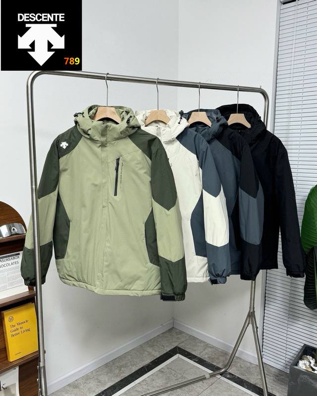 售后到明年 放心推 DDD Descente迪桑特立体硅胶印花户外四色拼接软壳冲锋衣棉服火热上新 DDD 采用出口级聚酯纤维加厚加密防风歪布 防水涂层抗寒保暖无