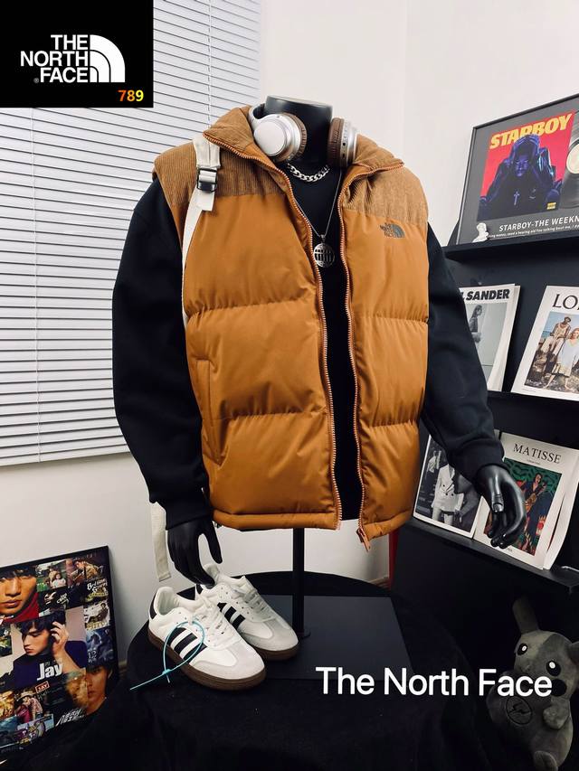 The North Face北面经典灯芯绒拼接工装马甲 DDD 重工出品 内胆抗风保暖 逼格直接拉满男女同款 爆款上线 一件衣服直接入秋冬 简直好看到爆了 版型