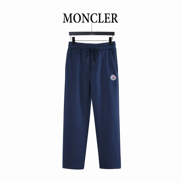 Moncler 蒙口 刺绣小标加绒加厚直筒长裤 DDD 甄选550克超厚加绒面料，为您带来极致温暖体验。 DDD 面料触感柔软细腻，贴身穿着舒适亲肤，无拘束感。