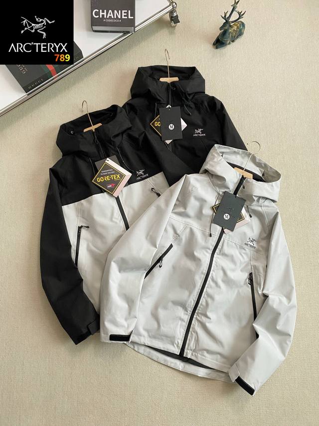 Arc'teryx始祖鸟 压胶Logo 三合一可拆卸内胆男士 硬壳抓绒冲锋衣！外层采用Gore-Txe面料，深层防水防风，可拆卸抓绒内胆，无缝压胶技术处理，连帽