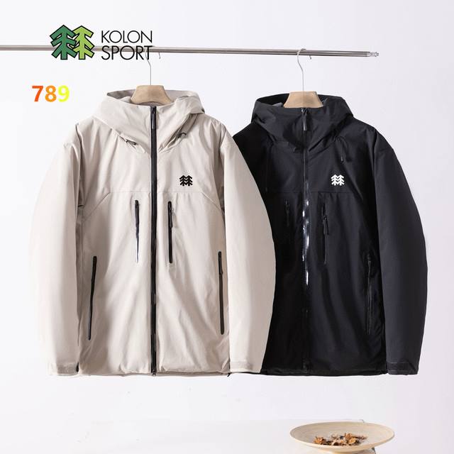 可隆小树连帽轻薄羽绒棉服立体硅胶 最近爆火的户外品牌 冲锋衣界天花板！附带潮流属性 上身版型太香了 穿上效果露营风拉满 全身整体经典黑配色 性价比超级高 面料超