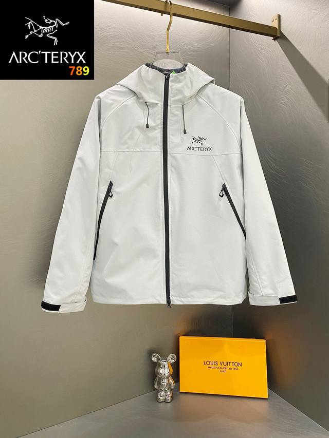 Arc'teryx 始祖鸟休闲三合一内胆男女同款银狐绒冲锋衣！ DDD 内胆可拆卸 DDD 外层采用Gore-Txe面料！深层防水！超强防风防水～防水5000+