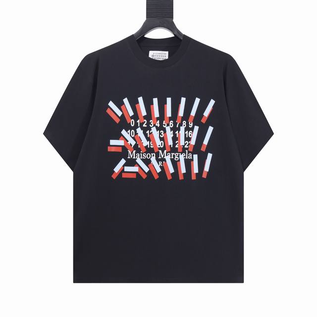 高版本Maisonmargiela 马吉拉 Mm6红蓝胶带数字印花短袖，男女同款。 胸前的红蓝撞色胶带图案，叠加了代表品牌系列的数字标识与“Maison Mar