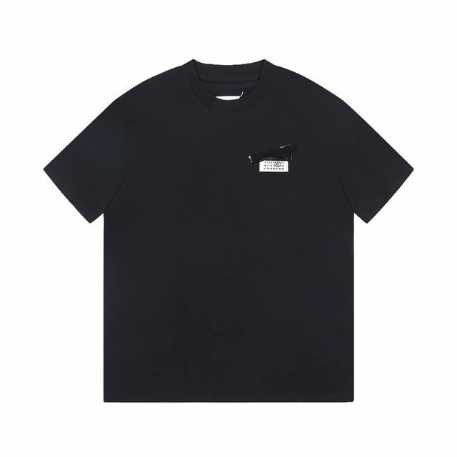 高版本Maisonmargiela 马吉拉 黑胶标签短袖，区别市场普通印花版本。定制活性棉 爽滑细腻 舒适贴肤 胸前饰以醒目的马吉拉数字标签，再二次工艺压胶固定