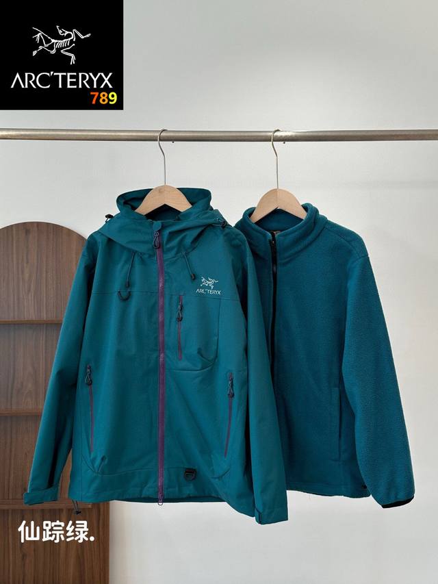 始祖鸟爆款 三合一 鸟家冬款户外冲锋衣三合一外套！ DDD 秋冬自带小暖炉的 “三合一情侣冲锋衣” 版型简直是“身材作弊器” 外层三防夹克是微微宽松的H型 肩线