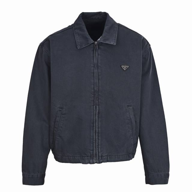 Prada普拉达Prd 三角胸标拉链牛仔外套 DDD 定制纳米深蓝精纺牛仔布，进口专机红外线定位，位置更为精准，牢固结实，优先定位喷马溜再通过手搓出渐变效果，使
