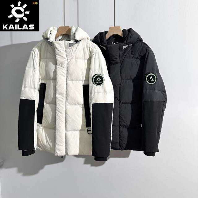 凯乐石经典连帽羽绒服，以精湛工艺与利落廓形，定义都市御寒风范。甄选顶级绒芯，确保轻盈暖意。两侧标志性大口袋，以立体剪捷塑造视觉焦点，兼具随性型格与实用主义。双手