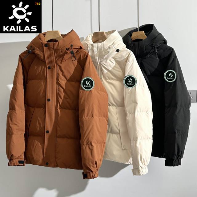 凯乐石连帽羽绒服，将90%高品质鹅绒注入极简轮廓。轻量不臃肿，防风亦透气。男女同款的包容性设计，让共享衣橱成为可能。于冬日街头，勾勒出不张扬的卓越性能，诠释何为