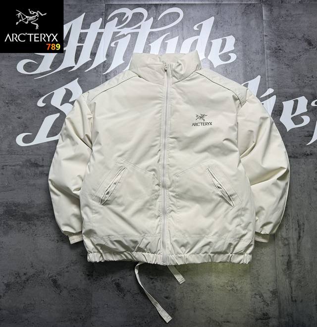 始祖鸟冬季限定白标工装立领情侣棉服 DDD 面料采用面包服专用定制棉服面布 手感舒适 材质细腻 超柔亲肤棉 拼接工艺 DDD 采用超高填充度 羽丝棉 蓬松保暖