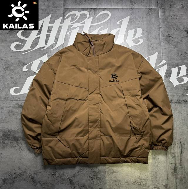 凯乐石冬季限定工装立领情侣棉服 DDD 面料采用面包服专用定制棉服面布 手感舒适 材质细腻 超柔亲肤棉 拼接工艺 DDD 采用超高填充度 羽丝棉 蓬松保暖 一件