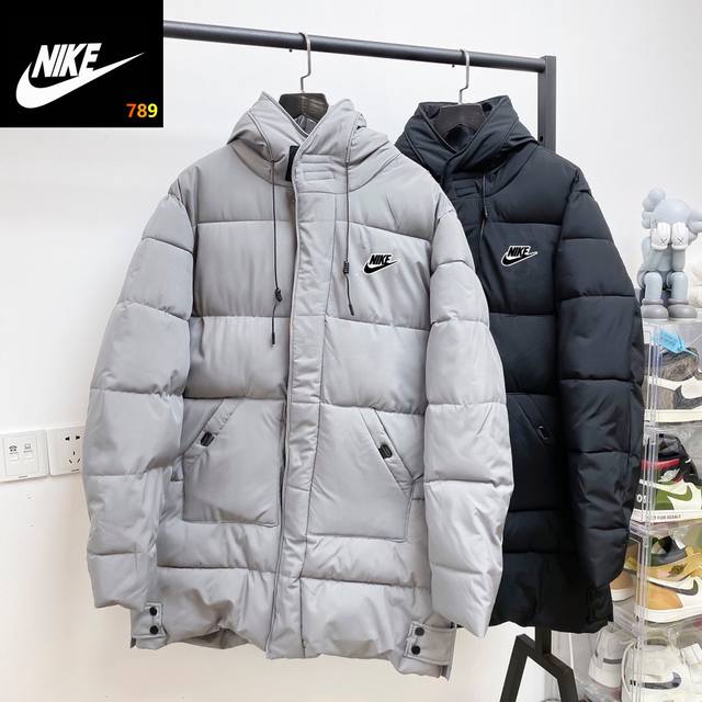 Nike耐克经典印花大口袋中长款羽绒棉服爆款上新 DDD 专柜同款聚酯纤维高密生物面料 客供1:1织带 内里填充重磅加厚羽绒棉 保暖效果不输羽绒服 领标吊牌水洗