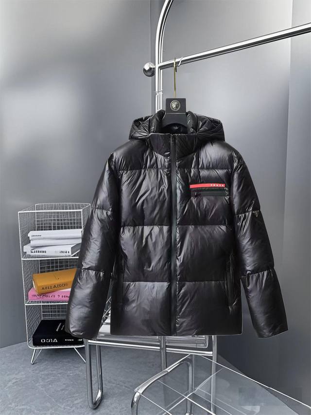 Prada 普拉达 官网同款胸口硅胶标拼手臂三角标 连帽羽绒服 DDD DDD -面料：国标90白鸭绒外套，采用聚酯纤维面料 DDD 舒适保暖，品相完美，压缩后