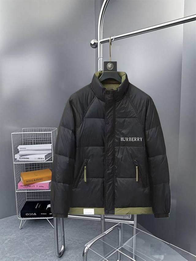 Burberry 博柏利 官网同款经典字母 羽绒服 DDD DDD -面料：国标90白鸭绒外套，采用聚酯纤维面料 DDD 舒适保暖，品相完美，压缩后蓬松度恢复性