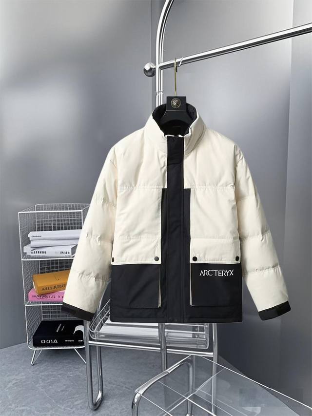 Arc'teryx 始祖鸟 官网同款字母拼接口袋 羽绒服 DDD DDD -面料：国标90白鸭绒外套，采用聚酯纤维面料 DDD 舒适保暖，品相完美，压缩后蓬松度