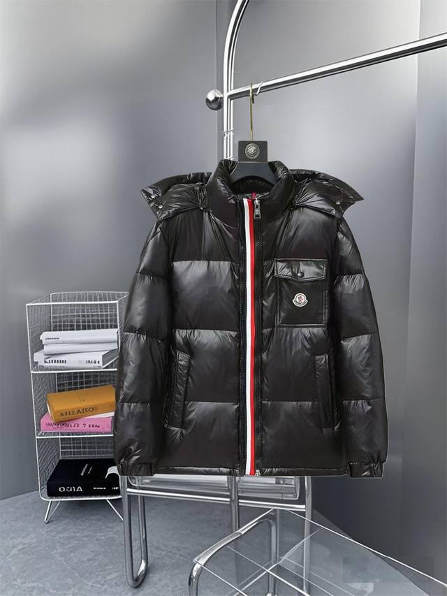 Moncler 蒙口 官网同款经典刺绣小标拼接口袋 连帽羽绒服 DDD DDD -面料：国标90白鸭绒外套，采用聚酯纤维面料 DDD 舒适保暖，品相完美，压缩后