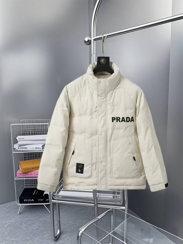 Prada 普拉达 官网同款字母 羽绒服 DDD DDD -面料：国标90白鸭绒外套，采用聚酯纤维面料 DDD 舒适保暖，品相完美，压缩后蓬松度恢复性好，聚热锁