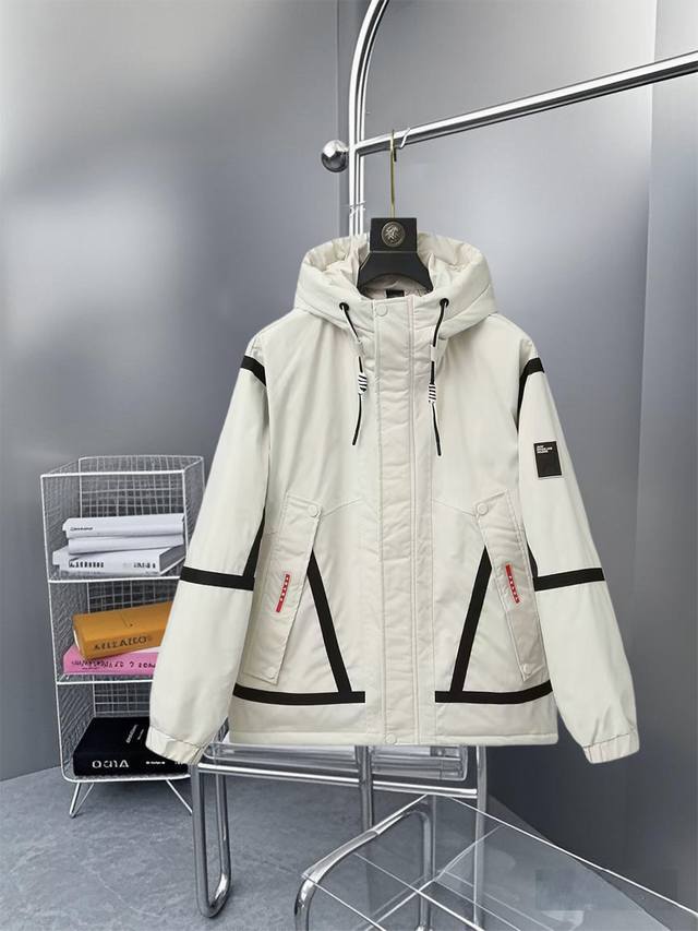 Prada 普拉达 官网同款拼接口袋硅胶标 连帽羽绒服 DDD DDD -面料：国标90白鸭绒外套，采用聚酯纤维面料 DDD 舒适保暖，品相完美，压缩后蓬松度恢