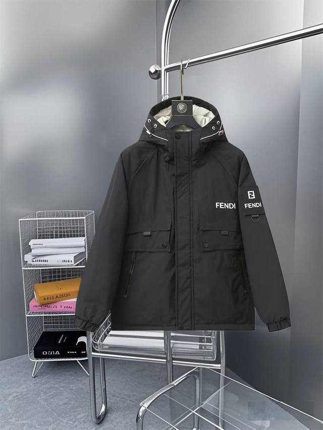 Fendi 芬迪 官网同款字母拼接口袋 连帽羽绒服 DDD DDD -面料：国标90白鸭绒外套，采用聚酯纤维面料 DDD 舒适保暖，品相完美，压缩后蓬松度恢复性