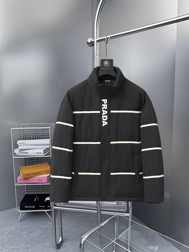 Prada 普拉达 官网同款条纹拉链字母 羽绒服 DDD DDD -面料：国标90白鸭绒外套，采用聚酯纤维面料 DDD 舒适保暖，品相完美，压缩后蓬松度恢复性好